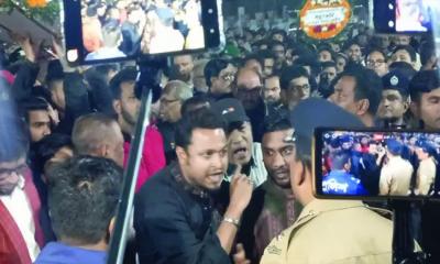 শহীদ মিনারে ফুল দেওয়াকে কেন্দ্র করে আওয়ামী লীগ-পুলিশ উত্তেজনা